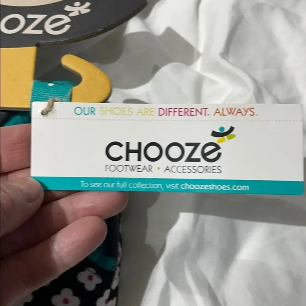 Chooze 9-10 mismatched matched slipper NWT
